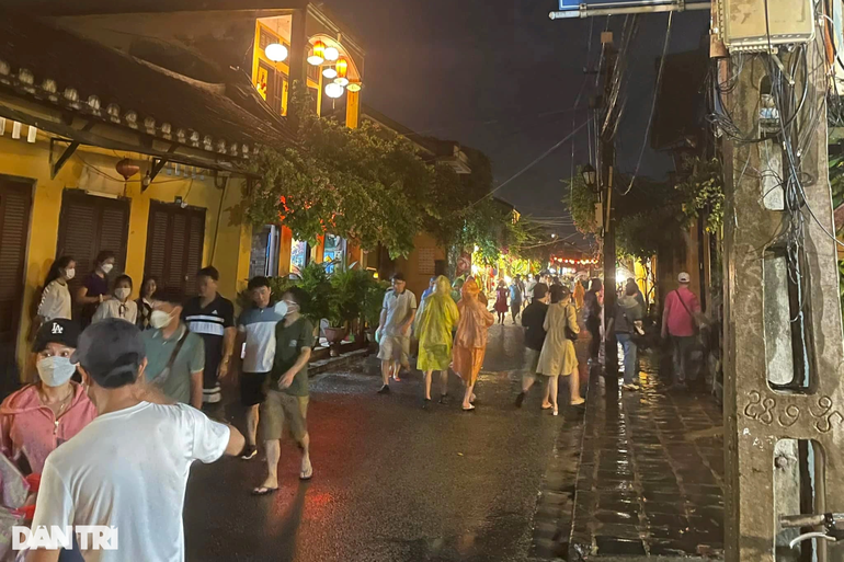 Hàng nghìn du khách đổ về phố cổ Hội An mừng đại lễ Phật đản 2022 - 7