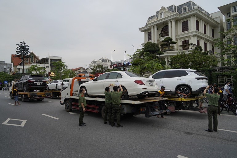Trong quá trình khám xét nhà riêng ông Phạm Hồng Hà, Công an tỉnh Quảng Ninh tạm giữ 4 xe ô tô tại đây (Ảnh: CTV).