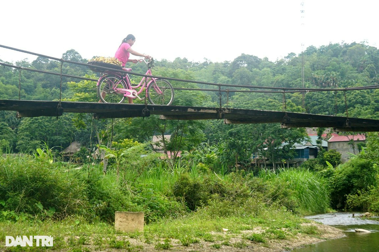 Hàng nghìn người dân, học sinh xã nghèo mong thoát cảnh lũ đến cầu lại trôi - 3