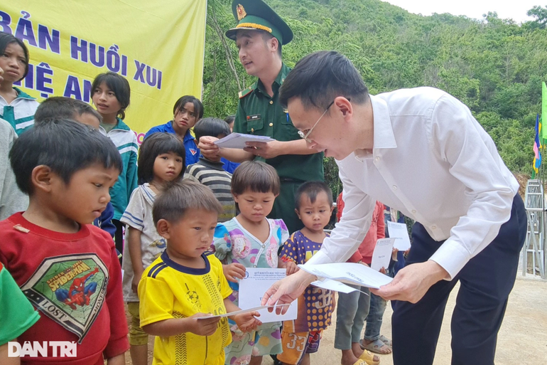 Ngập tràn niềm vui ngày khánh thành cầu Khuyến học và Dân trí nơi biên giới