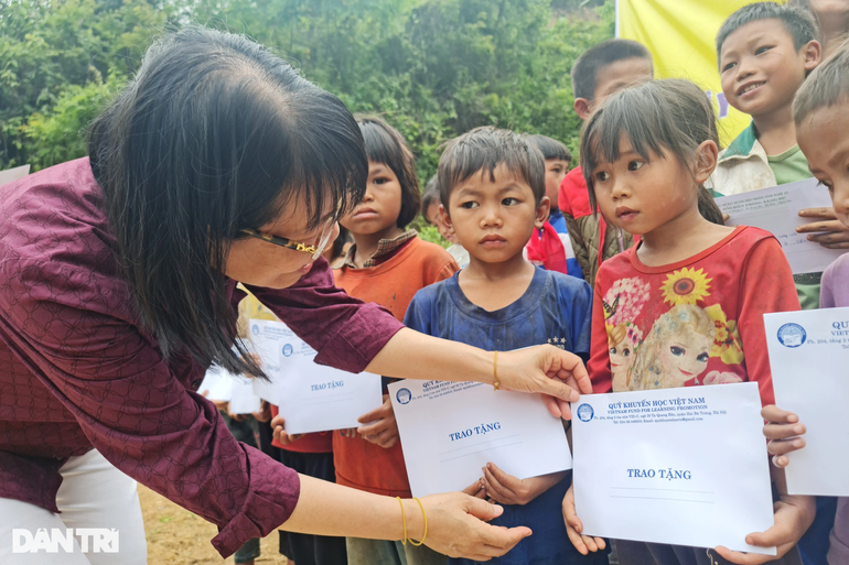 Ngập tràn niềm vui ngày khánh thành cầu Khuyến học và Dân trí nơi biên giới