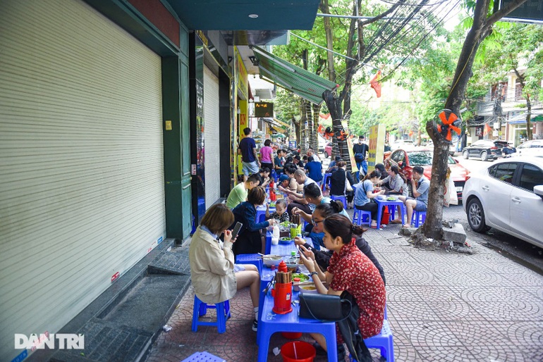 Quán bún cá cay ngày bán 1.300 bát, dùng cả tạ nguyên liệu ở Hải Phòng - 1