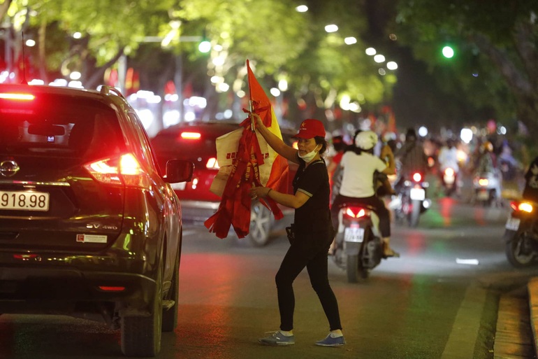 Đông nghẹt người đổ về Hồ Gươm ăn mừng U23 Việt Nam chiến thắng - 7 Đông nghẹt người đổ về Hồ Gươm ăn mừng U23 Việt Nam chiến thắng - 7