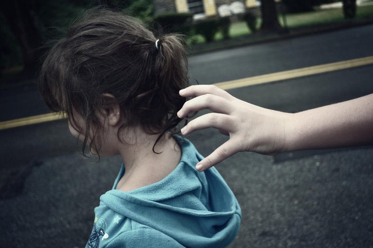 Các hình thức lạm dụng trẻ em thường gặp và cách áp dụng quy tắc 5 ngón tay để trẻ có thể bảo vệ bản thân?
