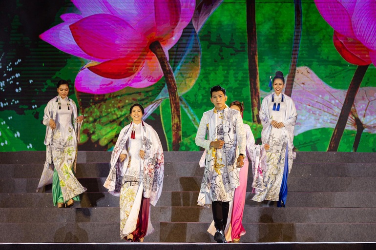 Siêu mẫu Trương Ngọc Tình, Vũ Linh trình diễn áo dài tại Lễ hội Làng Sen - 3