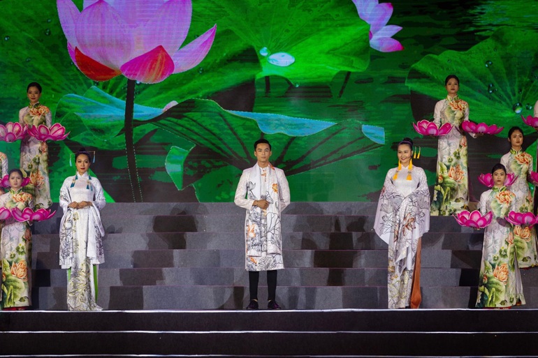 Siêu mẫu Trương Ngọc Tình, Vũ Linh trình diễn áo dài tại Lễ hội Làng Sen - 4