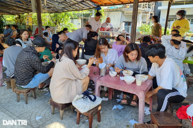 Quán bún giữa trung tâm Đà Nẵng, view đường tàu, giá 5.000 đồng/tô - 1