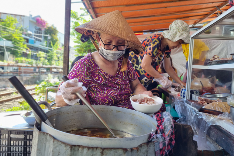 Quán bún giữa trung tâm Đà Nẵng, view đường tàu, giá 5.000 đồng/tô - 3