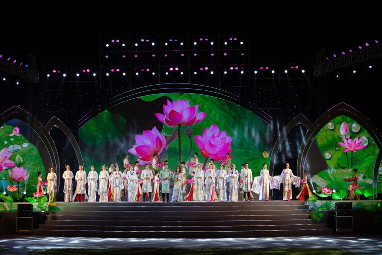 Siêu mẫu Trương Ngọc Tình, Vũ Linh trình diễn áo dài tại Lễ hội Làng Sen - 1