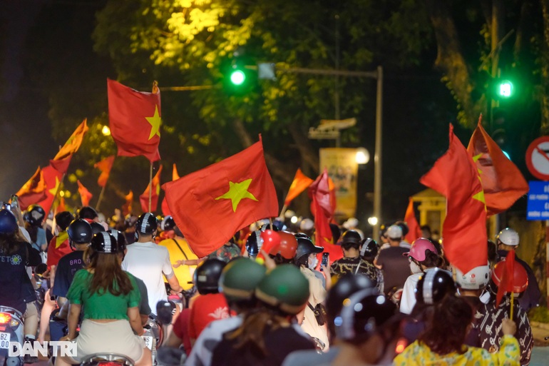 Người dân tràn xuống phố Hà Nội ăn mừng tuyển nữ Việt Nam vô địch SEA Games | Báo Dân trí Người Dân Tràn Xuống Phố Hà Nội Ăn Mừng Tuyển Nữ Việt Nam Vô Địch Sea Games | Báo Dân Trí