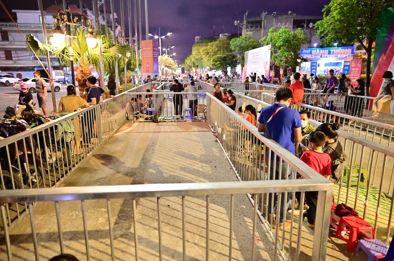 Drinking, playing chess through the night waiting to receive tickets for the women's football final - 1