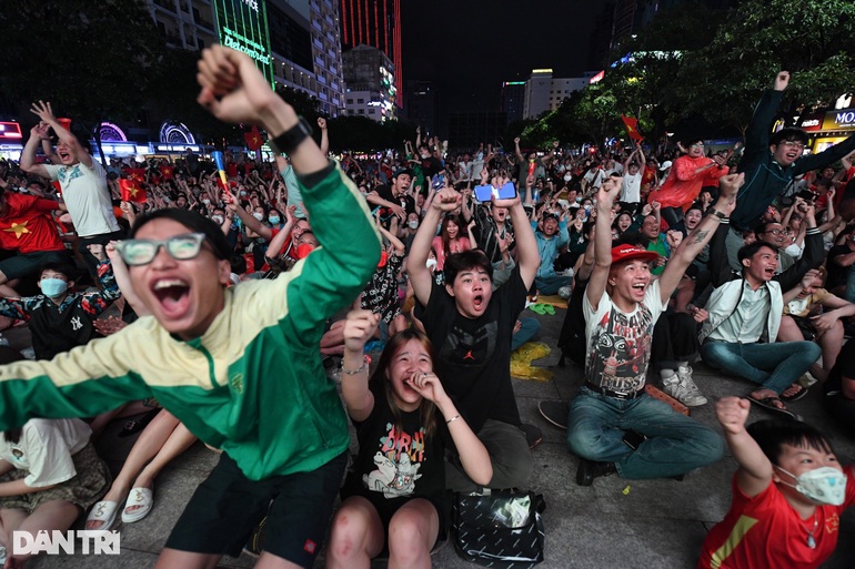 Người hâm mộ nhuộm đỏ mọi nẻo đường mừng Việt Nam vô địch - 23 Fans dyed red every way to celebrate Vietnam's championship - 23