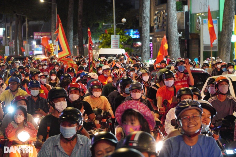 Người hâm mộ nhuộm đỏ mọi nẻo đường mừng Việt Nam vô địch - 11 Fans dyed red every way to celebrate Vietnam's championship - 11