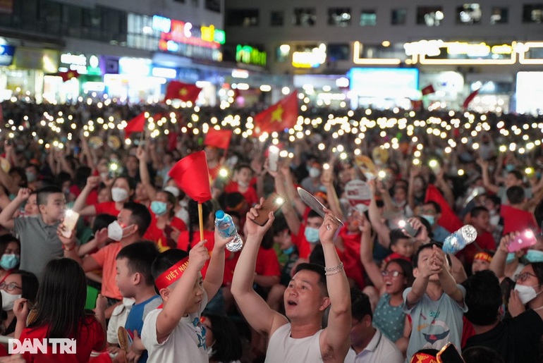 Người hâm mộ nhuộm đỏ mọi nẻo đường mừng Việt Nam vô địch - 22 Fans dyed red every way to celebrate Vietnam's championship - 22
