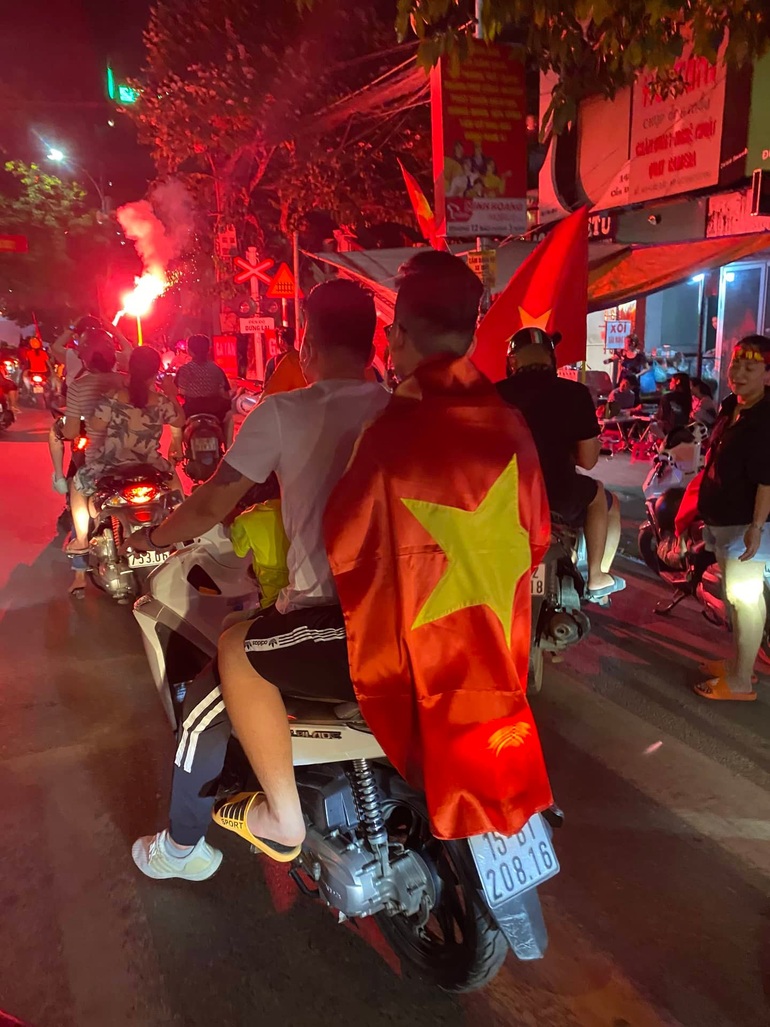 Fans dyed red every way to celebrate Vietnam's championship - 17