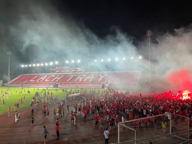 Fans dyed red every way to celebrate Vietnam's championship - 27