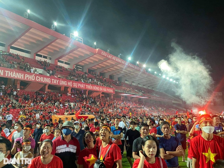 Fans dyed red every way to celebrate Vietnam's championship - 25