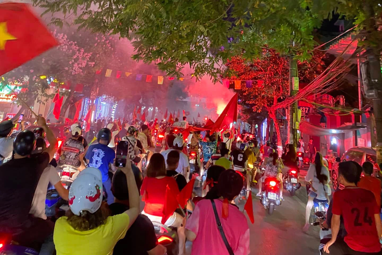 Fans dyed red every way to celebrate Vietnam's championship - 18