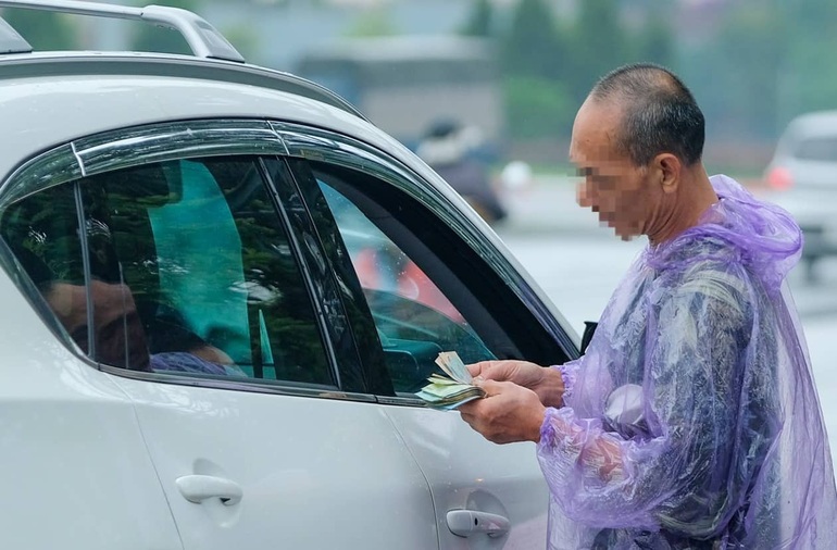 Vé trận chung kết giảm sâu, phe đội mưa đi xả hàng - 8