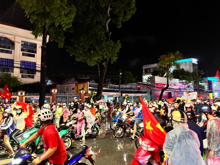 Người hâm mộ nhuộm đỏ mọi nẻo đường mừng Việt Nam vô địch - 24