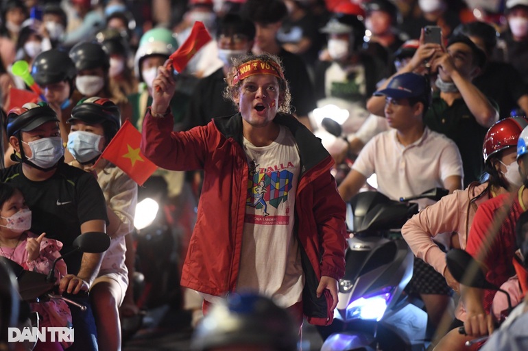 Người hâm mộ nhuộm đỏ mọi nẻo đường mừng Việt Nam vô địch - 3 Fans dyed red every way to celebrate Vietnam's championship - 3