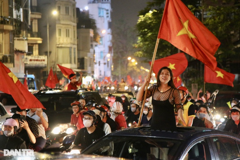 Người hâm mộ nhuộm đỏ mọi nẻo đường mừng Việt Nam vô địch - 12 Fans dyed red every way to celebrate Vietnam's championship - 12