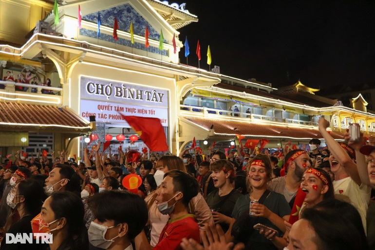 Người hâm mộ nhuộm đỏ mọi nẻo đường mừng Việt Nam vô địch - 5 Fans dyed red every way to celebrate Vietnam's championship - 5