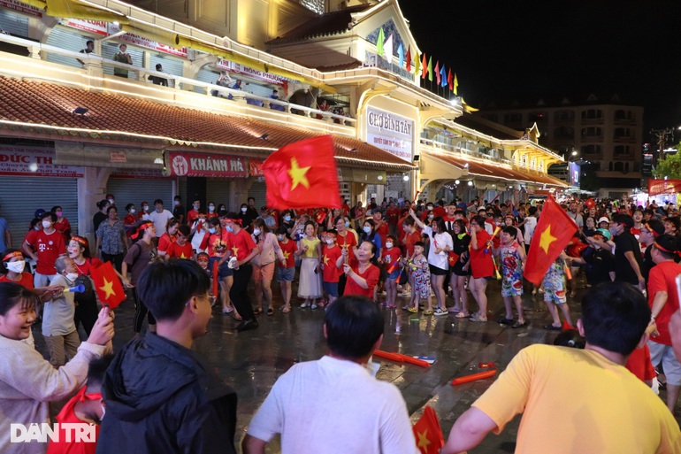 Người hâm mộ nhuộm đỏ mọi nẻo đường mừng Việt Nam vô địch