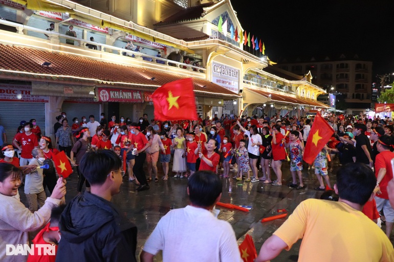 Người hâm mộ nhuộm đỏ mọi nẻo đường mừng Việt Nam vô địch - 4 Fans dyed red every way to celebrate Vietnam's championship - 4