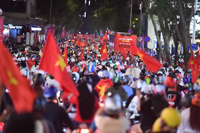 Người hâm mộ nhuộm đỏ mọi nẻo đường mừng Việt Nam vô địch - 11