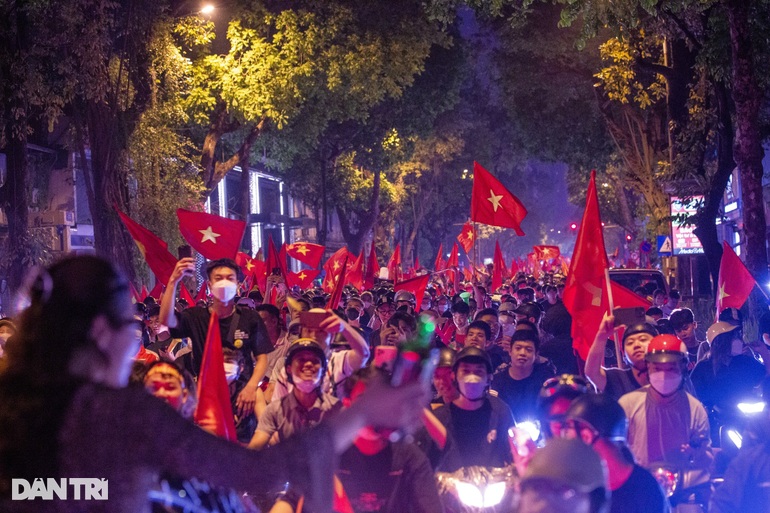 Người hâm mộ nhuộm đỏ mọi nẻo đường mừng Việt Nam vô địch - 1 Fans dyed red every way to celebrate Vietnam's championship - 1