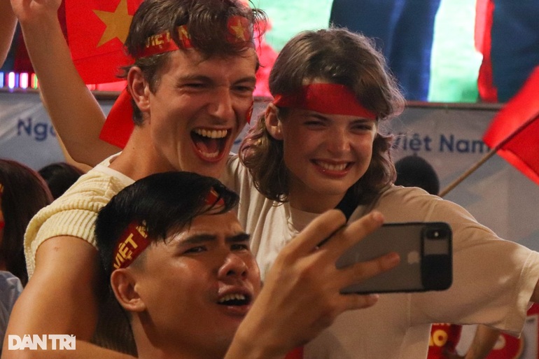 Người hâm mộ nhuộm đỏ mọi nẻo đường mừng Việt Nam vô địch - 6 Fans dyed red every way to celebrate Vietnam's championship - 6