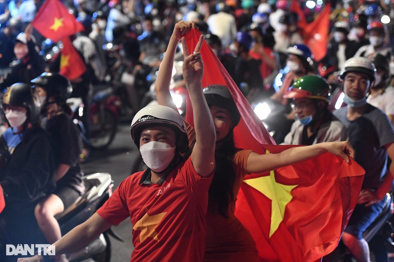 Người hâm mộ nhuộm đỏ mọi nẻo đường mừng Việt Nam vô địch - 8