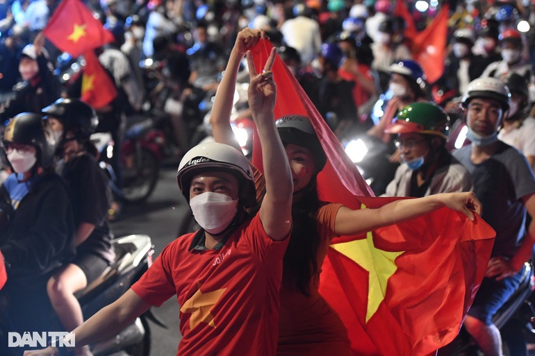 Người hâm mộ nhuộm đỏ mọi nẻo đường mừng Việt Nam vô địch - 7 Fans dyed red every way to celebrate Vietnam's championship - 7