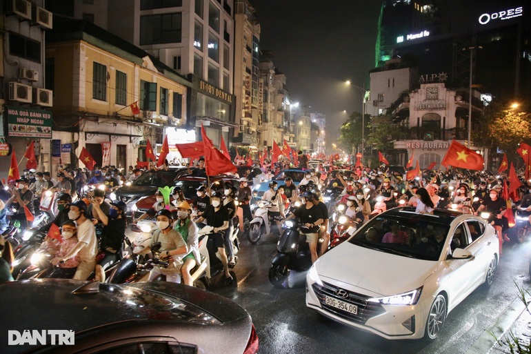 Người hâm mộ nhuộm đỏ mọi nẻo đường mừng Việt Nam vô địch - 13 Fans dyed red every way to celebrate Vietnam's championship - 13