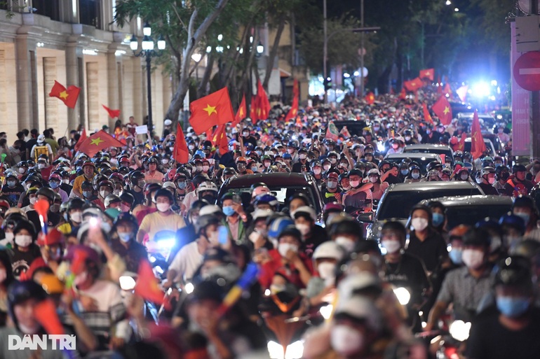 Người hâm mộ nhuộm đỏ mọi nẻo đường mừng Việt Nam vô địch - 8 Fans dyed red every way to celebrate Vietnam's championship - 8