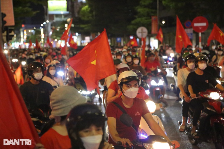 Người hâm mộ nhuộm đỏ mọi nẻo đường mừng Việt Nam vô địch - 19 Fans dyed red every way to celebrate Vietnam's championship - 19