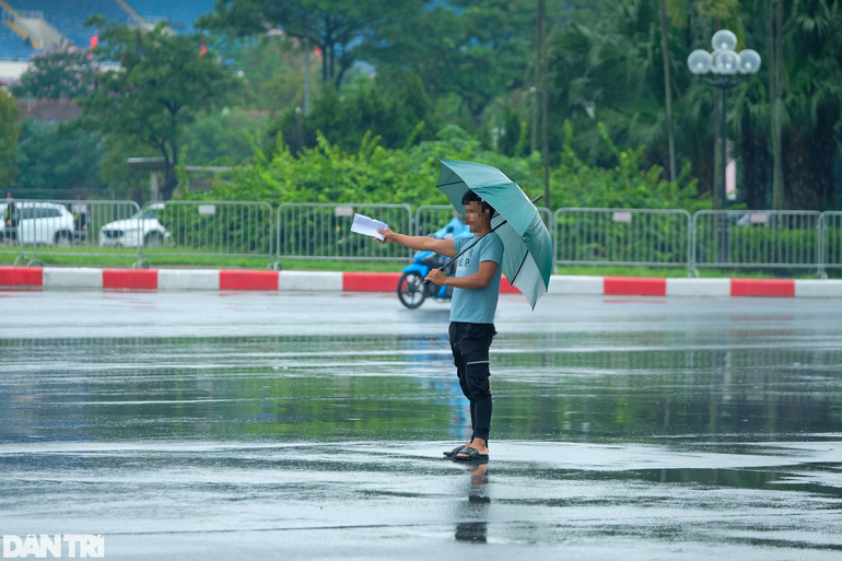Vé trận chung kết giảm sâu, phe đội mưa đi xả hàng - 5