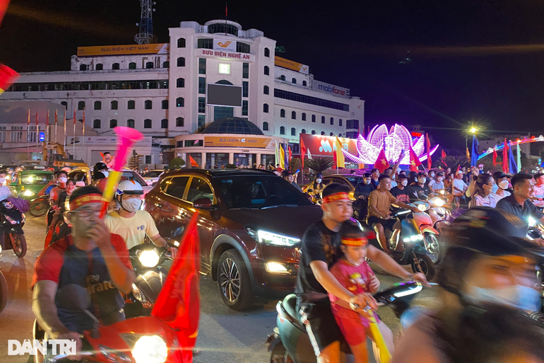 Người hâm mộ nhuộm đỏ mọi nẻo đường mừng Việt Nam vô địch - 18