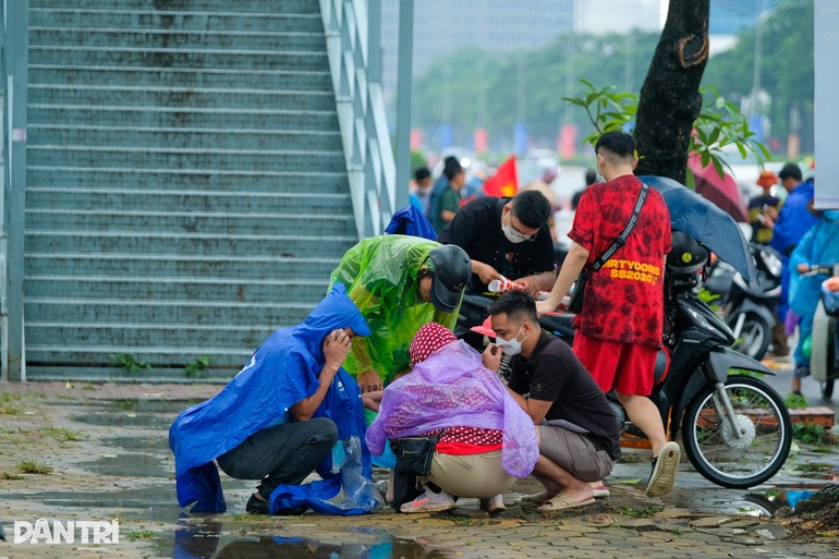 Vé trận chung kết giảm sâu, phe đội mưa đi xả hàng - 2