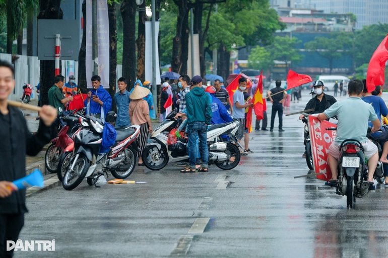 Vé trận chung kết giảm sâu, phe đội mưa đi xả hàng - 1