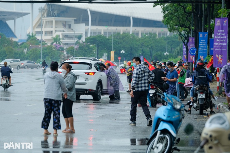 Vé trận chung kết giảm sâu, phe đội mưa đi xả hàng - 4
