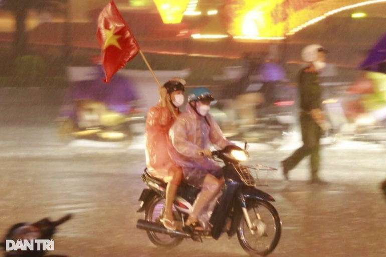 Fans dyed red every way to celebrate Vietnam's championship - 15