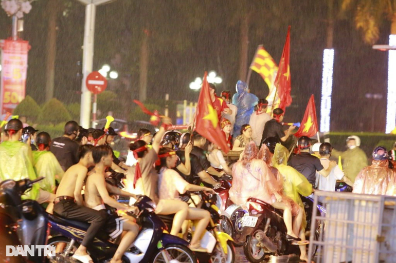 Người hâm mộ nhuộm đỏ mọi nẻo đường mừng Việt Nam vô địch - 14 Fans dyed red every way to celebrate Vietnam's championship - 14