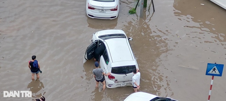 Nhiều tỉnh, thành ngập sâu vì mưa lớn, ô tô bơi trên phố - 2