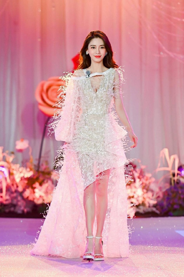 Sự nghiệp ảm đạm, chông chênh của Angelababy từ khi ly hôn