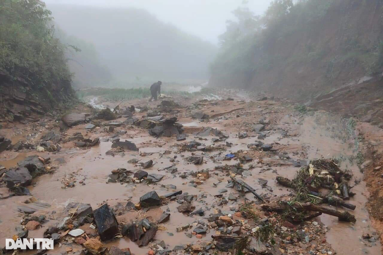 Nhiều tỉnh, thành ngập sâu vì mưa lớn, ô tô bơi trên phố - 11