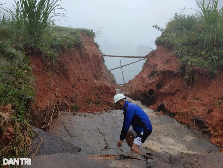 Nhiều tỉnh, thành ngập sâu vì mưa lớn, ô tô bơi trên phố - 17