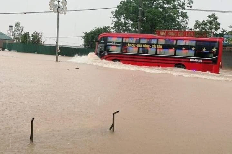 Nhiều tỉnh, thành ngập sâu vì mưa lớn, ô tô bơi trên phố - 8