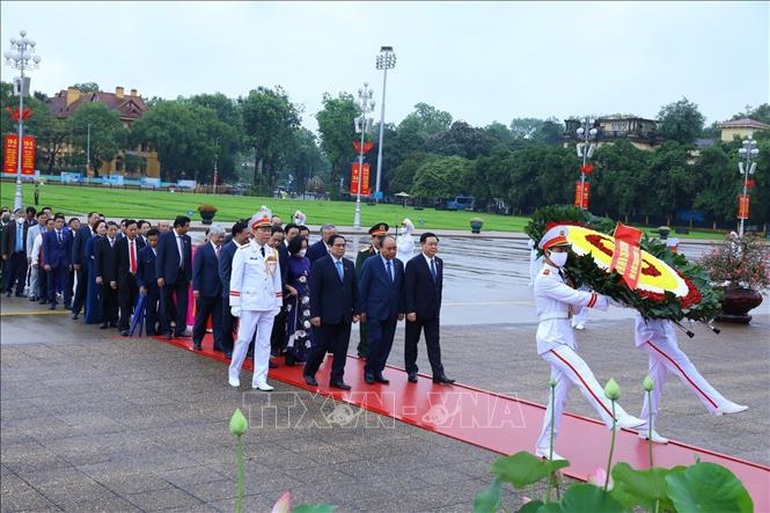 Các vị lãnh đạo Đảng, Nhà nước cùng các đại biểu Quốc hội đặt vòng hoa và vào Lăng viếng Chủ tịch Hồ Chí Minh. Ảnh: Văn Điệp/TTXVN